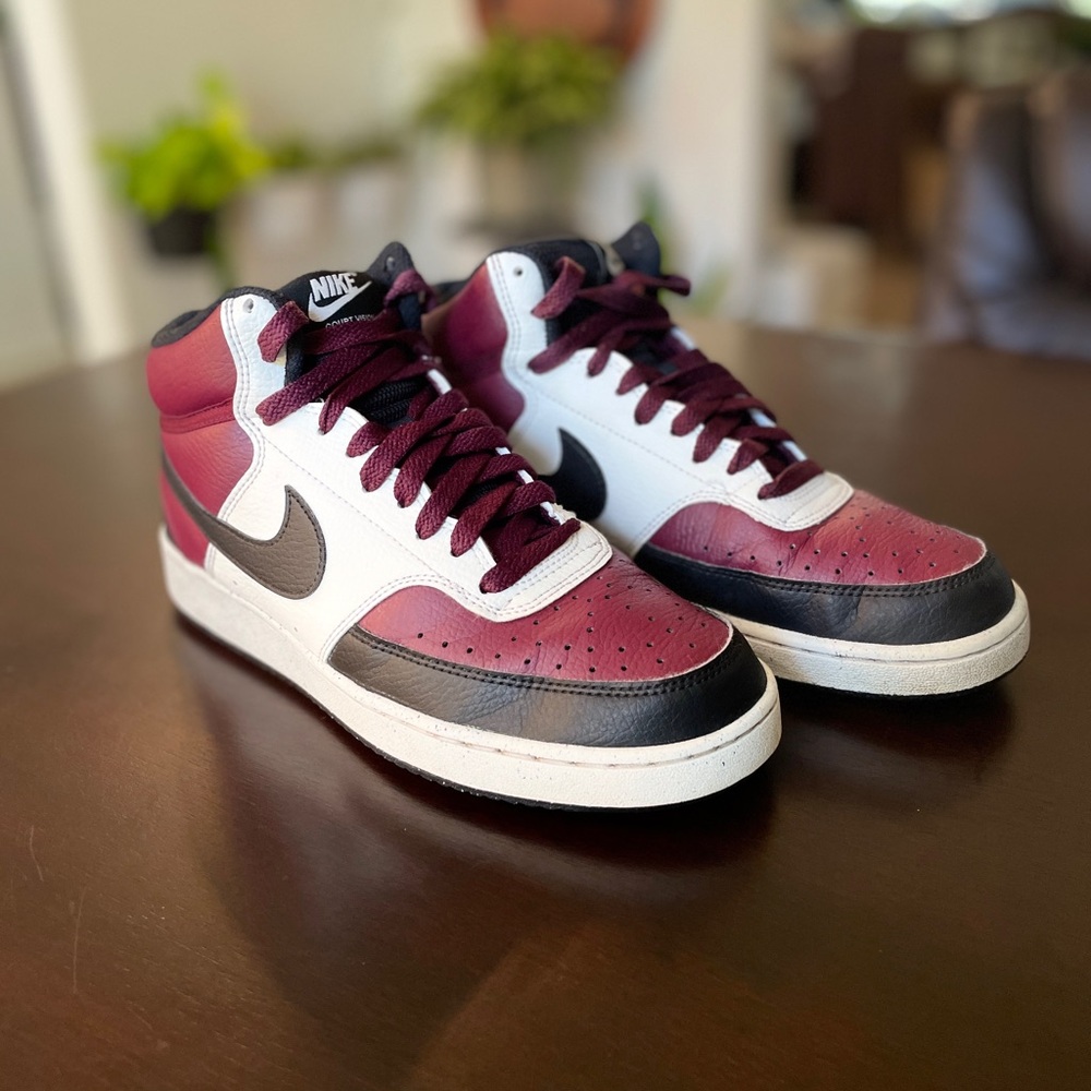 Nike men size 8 - new condition - colors: black / beetroot / white